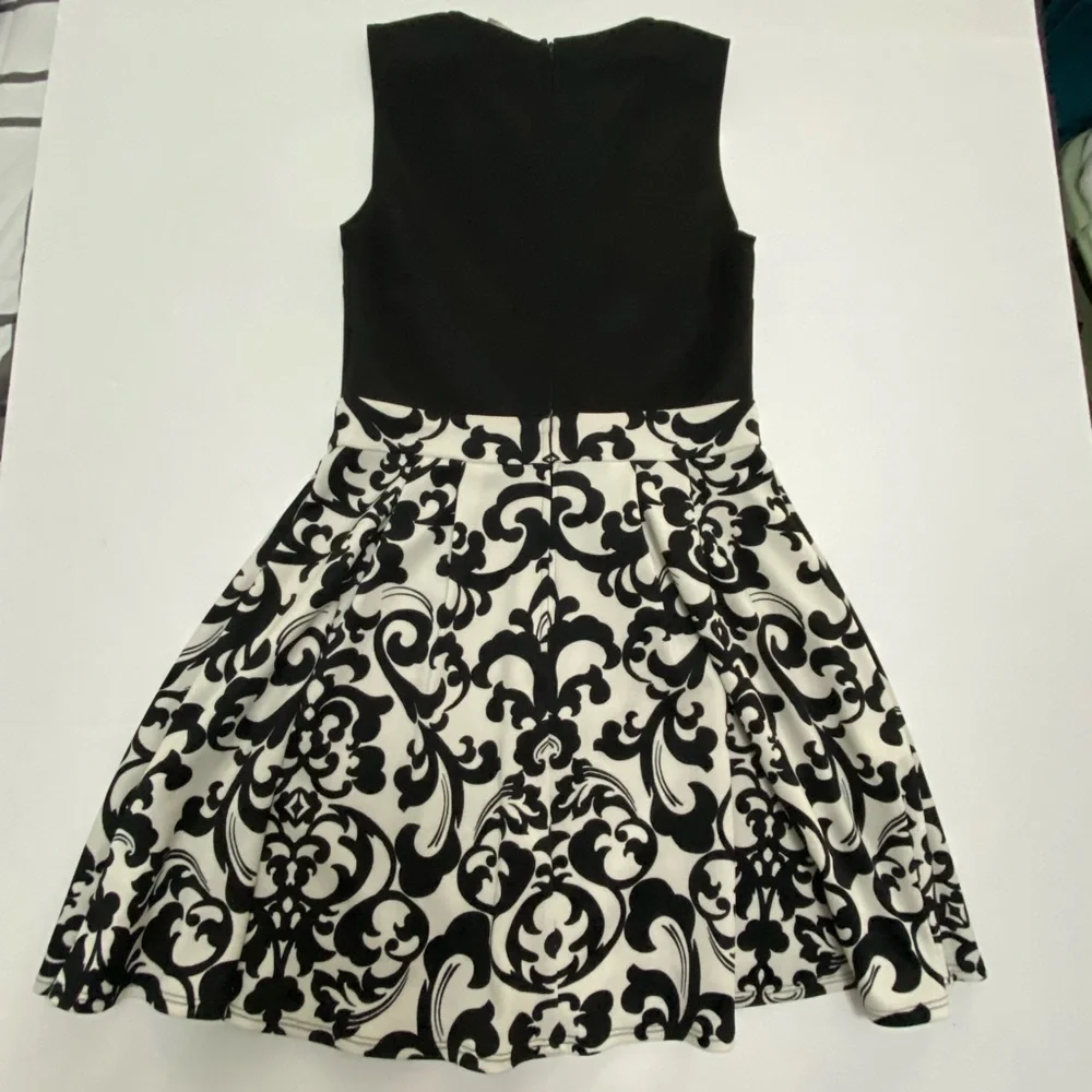 B. Darlin sleeveless Black and white zipper dress size 9/10 Junior. - Picture 4 of 9